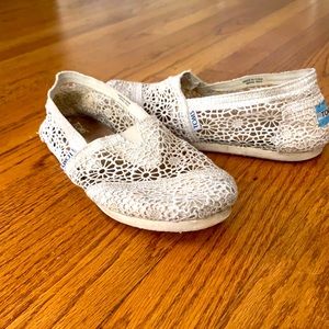 Tom’s Cream Moroccan Crochet Classic Slip-ons 6.5